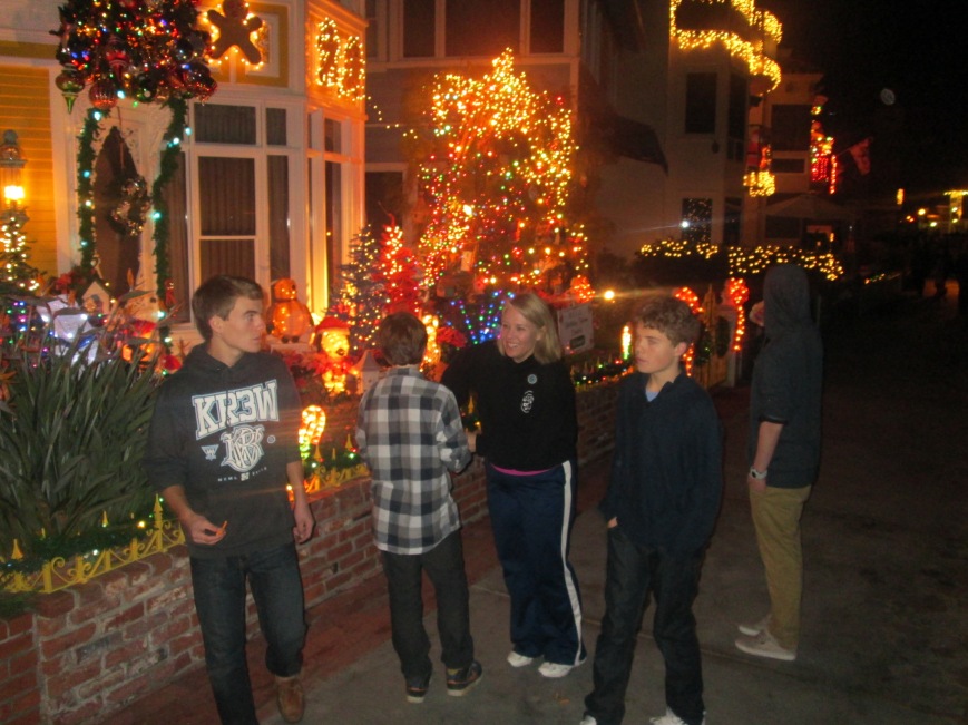 Kollade ljusdektorerade hus på Balboa Island. F.vä. Alex, Liam, Kimberly, Daniel och Tim